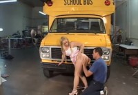 Школьница спряталась в школьном автобусе для секса с водителем в гараже