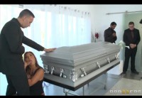 Похотливая вдова жаждет сексуального утешения на похоронах мужа