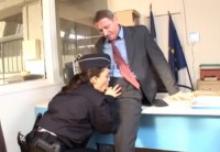 Девушка в полицейской форме отдалась на столе начальнику