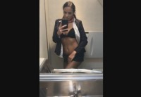 Стюардесса снимает на телефон как мастурбирует в туалете самолёта