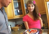 Приготовила торт ко Дню Рождения мужа и поздравила сексом на кухне
