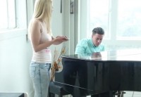 Громкая игра брата на фортепиано вызвала жесткий трах с сестрой