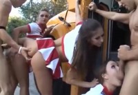 Пит-стоп оргия в школьном автобусе с черлидершами и футболистами
